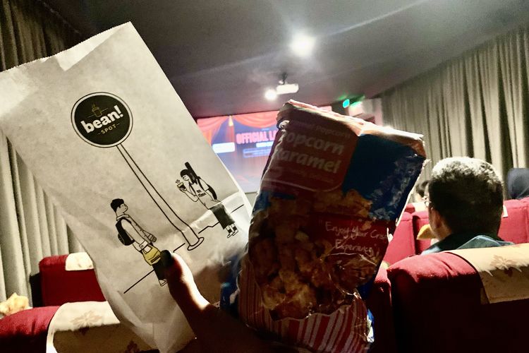 Pengunjung diperbolehkan membeli makanan dari Alfamart yang terhubung langsung dengan bioskop mini, sehingga memungkinkan pengunjung menikmati camilan dengan harga lebih terjangkau. Namun demikian, tetap ada peraturan membawa makanan ke dalam bioskop mini Alfamart yang perlu diperhatikan pengunjung. Makanan dan minuman yang memiliki aroma menyengat dan dapat memungkinkan menggangu pengunjung lainnya, tidak bisa dibawa masuk ke studio.