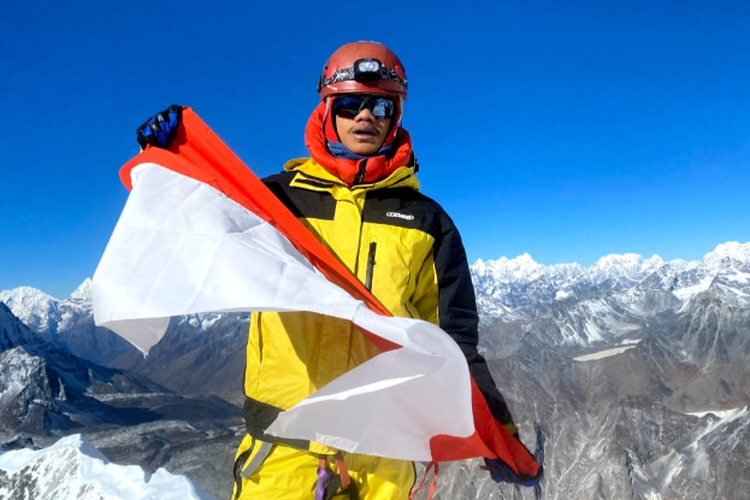Mahasiswa Unnes berhasil mengibarkan bendera merah putih di puncak gunung Island Peak yang merupakan salah satu pegunungan es di Himalaya.