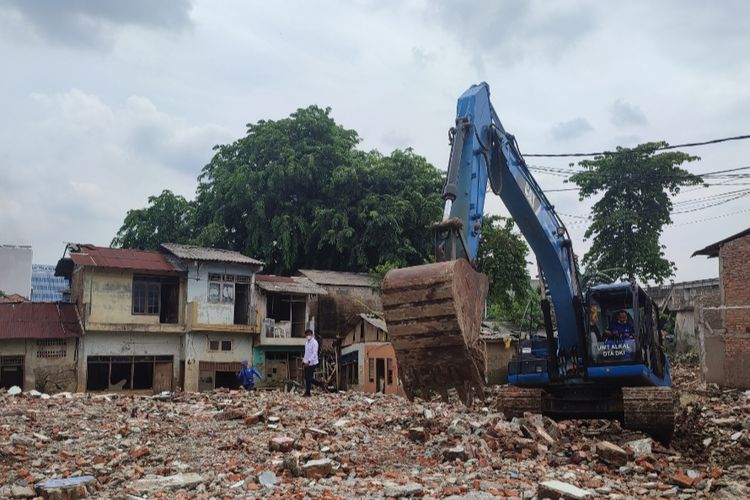 Pembongkaran rumah yang berada di lima RT pada RW 007 Kelurahan Rawajati, Kecamatan Pancoran, Jakarta Selatan, terus dilakukan hingga Rabu (9/11/2022).