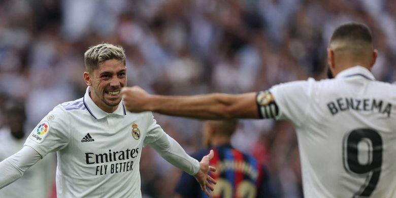 Gelandang Real Madrid Federico Valverde (kiri) merayakan golnya ke gawang Barcelona bersama Karim Benzema. Laga El Clasico Real Madrid vs Barcelona pada pekan kesembilan Liga Spanyol 2022-2023 digelar di Stadion Santiago Bernabeu, Minggu (16/10/2022). Madrid keluar sebagai pemenang dengan skor 3-1.