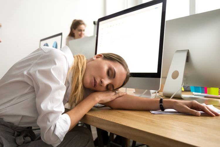Tidur cukup di malam hari bisa menjadi salah satu cara terbaik untuk menurunkan rasa mengantuk berlebihan di siang hari.