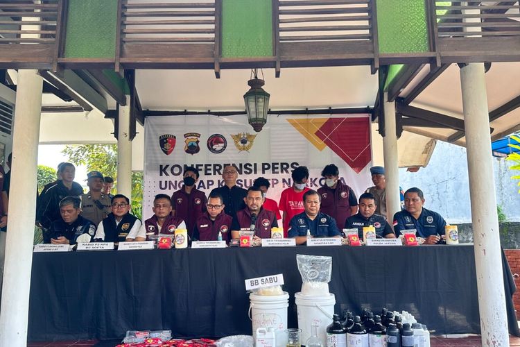 Direktorat Interdiksi Narkotika Bea Cukai bersama Polri memaparkan kornologi penggrebekan laboratorium narkotika ilegal (clandestine lab) di Semarang, pada Rabu (3/4/2024). 