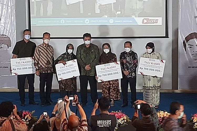 Menteri Koordinator Bidang Perekonomian Airlangga Hartarto menyerahkan uang tali kasih senilai total Rp 3 miliar kepada keluarga empat pahlawan Reformasi di Universitas Trisakti, Jakarta, Selasa (26/4/2022).