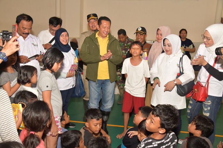 Ketua MPR RI Bambang Soesatyo mengunjungi para pengungsi akibat banjir di GOR Pangadegan, Jakarta Selatan, Selasa (7/1/2020).