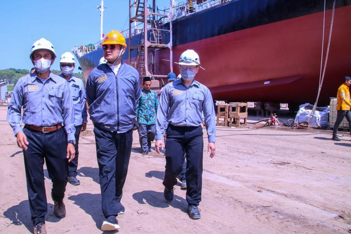 Bupati Lamongan Yuhronur Efendi (helm oranye), ketika melihat docking project R-1000 di PT Dok Pantai Lamongan, Jumat (5/8/2022). *** Local Caption *** Bupati Lamongan Yuhronur Efendi (helm oranye), ketika melihat docking project R-1000 di PT Dok Pantai Lamongan, Jumat (5/8/2022).