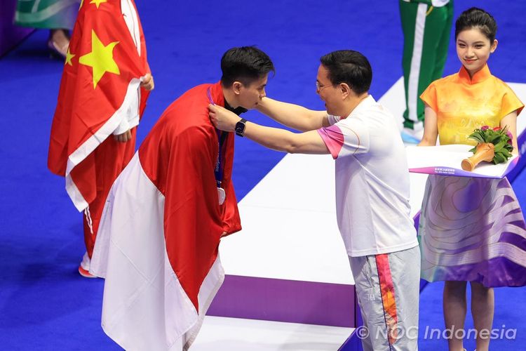 Atlet wushu Indonesia, Edgar Xavier Marvello, menyabet medali perak Asian Games 2022 usai bertanding di XSG Sport Center, China, Minggu (24/9/2023). 
