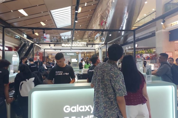Suasana consumer launch Samsung galaxy Z Fold 5 dan Z Flip 5 di Mal Kota Kasablanka, Jumat (18/8/2023).