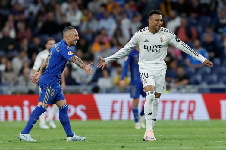 Santiago Cazorla (kiri) berinteraksi dengan Kylian Mbappe (kanan) dalam pertandingan sepak bola Liga Spanyol antara Real Madrid vs Real Oviedo di Stadion Santiago Bernabeu di Madrid pada 14 Mei 2026. (Foto oleh Oscar DEL POZO / AFP)