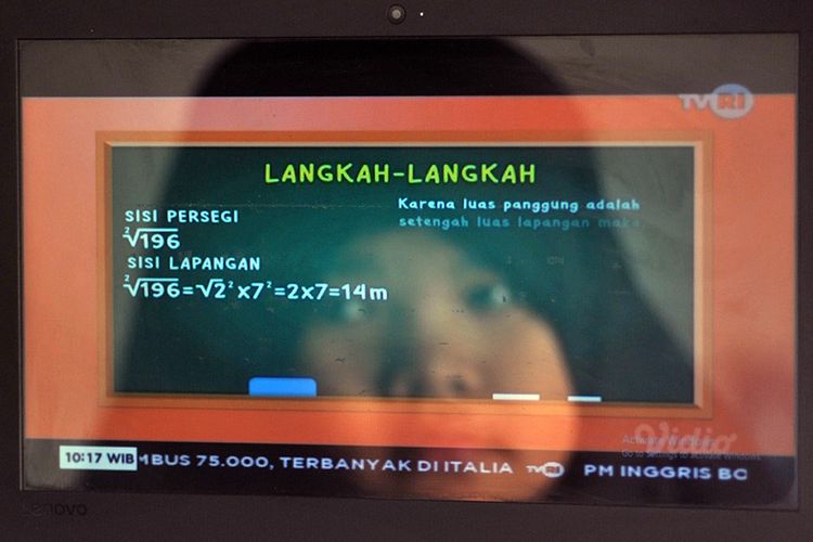 Refleksi seorang murid sekolah dasar (SD) belajar melalui siaran streaming TVRI di rumahnya, di Padang, Sumatera Barat, Senin (13/4/2020). Kemendikbud resmi meluncurkan program Belajar dari Rumah bersama TVRI mulai Senin hingga Jumat, dengan total durasi tiga jam per hari untuk semua tayangan sebagai alternatif belajar di tengah pandemi virus korona (COVID-19).