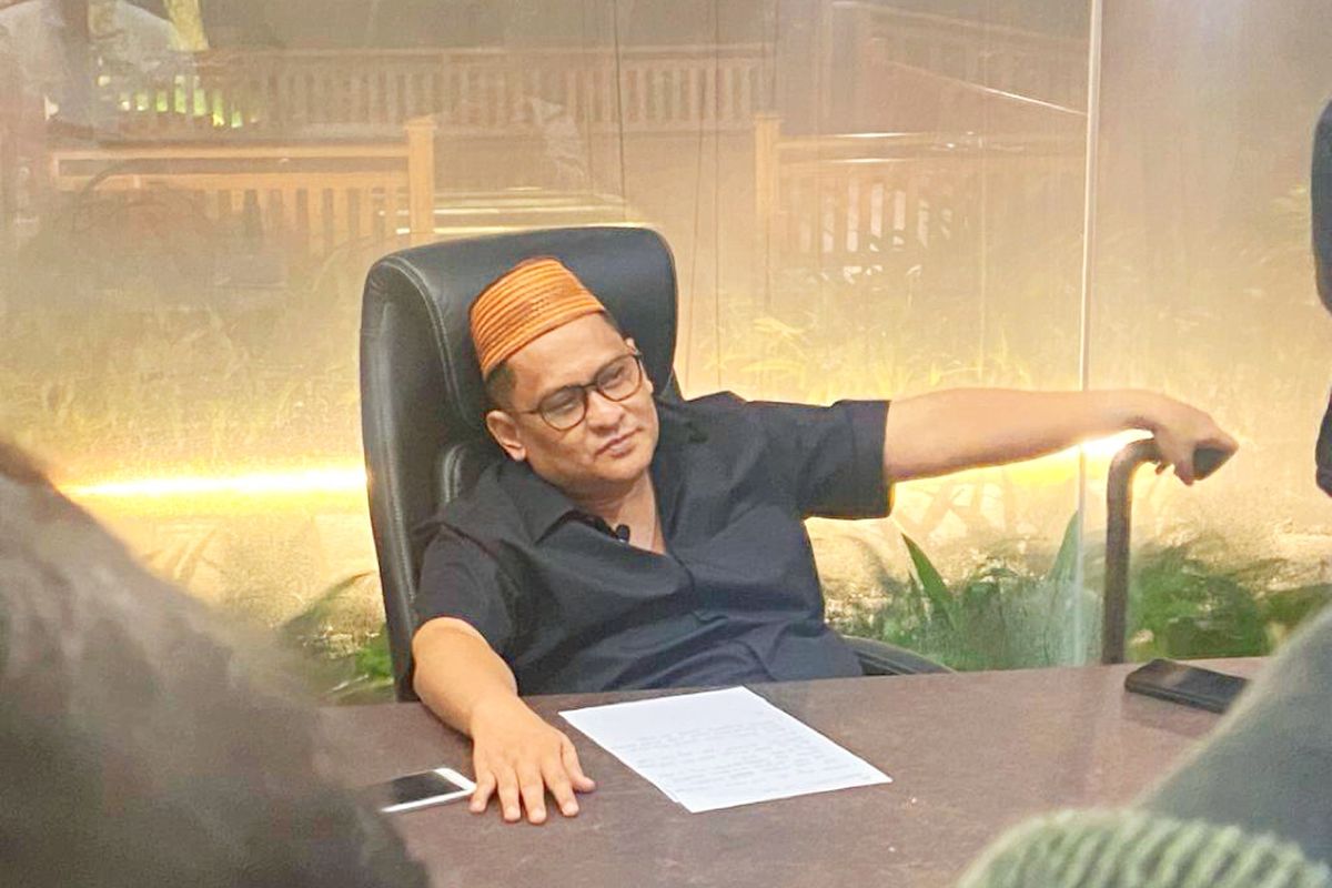 Pengusaha tembakau PT Bawang Mas, Khairul Umam atau Haji Her, menjelaskan tentang bagi-bagi duit di gudang tembakau