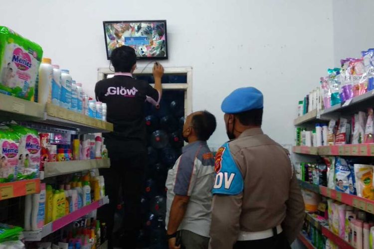 Karyawan dan pemilik minimarket di Cipedes, Kota Tasikmalaya, menunjukkan rekaman CCTV dan atap plafon yang dijebol maling, Rabu (29/9/2021).