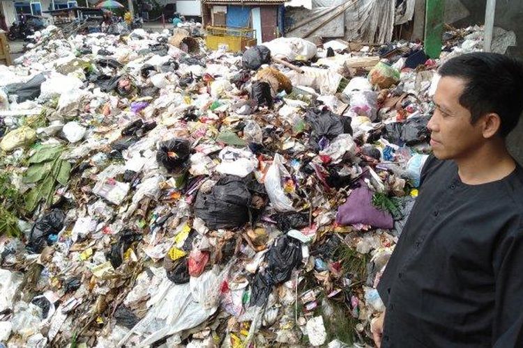 Kabid Pengelolaan Sampah, Dinas Lingkungan Hidup Kota Tasikmalaya, Feri Atif Maulana, mengawasi proses pengangkutan sampah di TPS belakang Mayasari Plaza. 