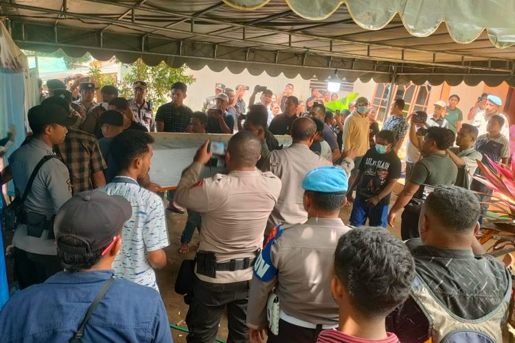 Proses otopsi jenazah korban penganiayaan oleh oknum Polisi di Ende, pada Sabtu (1/11/2025) 