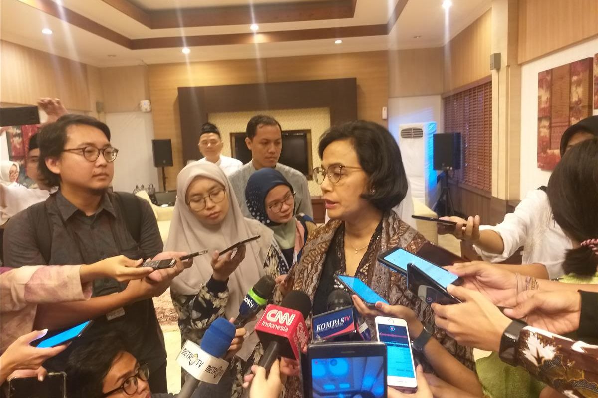 Menteri Keuangan (Menkeu) Sri Mulyani Indrawati memberikan keterangan di sela-sela acara open house di kediamannya, Jl Widya Chandra I no. 3, Jakarta Selatan, Rabu (5/6/2019).