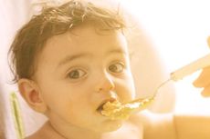 Sebenarnya, Kapan Waktu Tepat untuk Bayi  Konsumsi Makanan Padat?