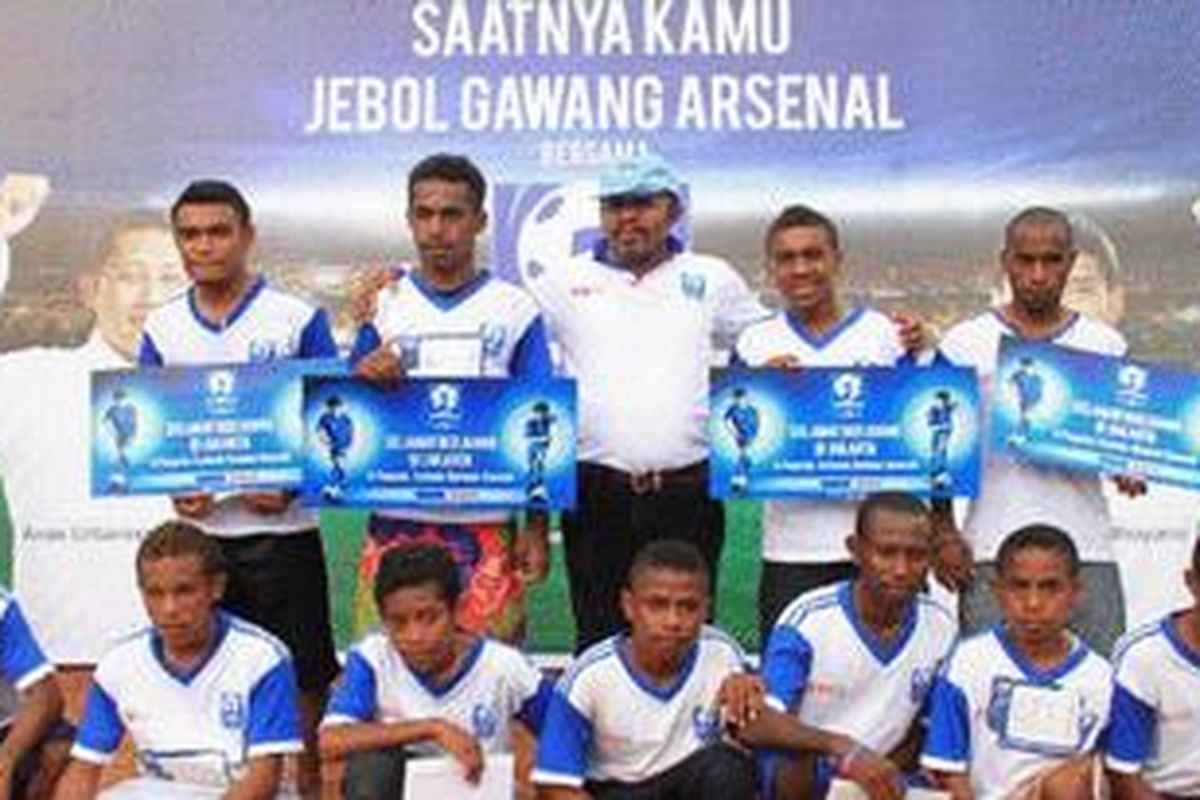 Frengky Pare Kagoya berdiri paling kanan, bersama dengan 10 peserta seleksi yang lolos dan bakal terbang mengikuti pemusatan latihan di Jakarta.