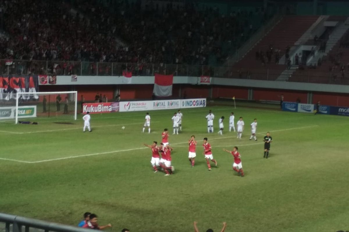 Pemain timnas U16 Indonesia merayakan gol M Riski Afrisal ke gawang Myanamar pada semifinal Piala AFF U16 2022 di Stadion Maguwoharjo, Sleman, Yogyakarta, Rabu (10/8/2022) malam WIB.