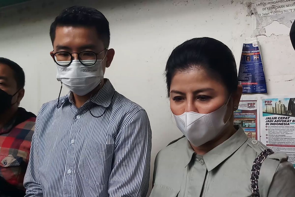 Prianka Regana Bukit (kiri) dan Desiree Tarigan (kanan) saat ditemui di Pengadilan Negeri (PN) Jakarta Selatan, Selasa, (14/9/2021).