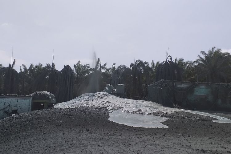 Gas disertai lumpur terus menyembur di Pondok Pesantren Al Ikhsan Boarding School di Kelurahan Tuah Negeri, Kecamatan Tenayan Raya, Kota Pekanbaru, Riau, Jumat (5/2/2021).