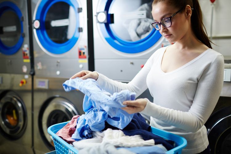 Ilustrasi laundromat atau laundry koin, mencuci pakaian di laundry koin.