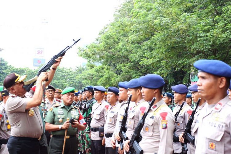 Kapolda Sumut Irjen Pol Paulus Waterpauw dan Pangdam I/BB Mayjen TNI Cucu Somantri mengecek satu persatu kesiapan personil pengamanan RI-1, Kamis (12/10/2017)