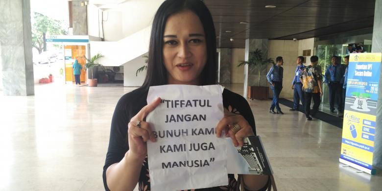 Amira melaporkan Anggota DPR Tifatul Sembiring ke Mahkamah Kehormatan
Dewan, Rabu (16/3/2016) atas tweetnya yang dianggap diskriminatif terhadap
kaum LGBT.
