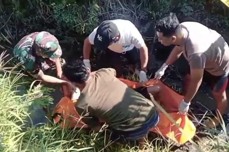 Aparat kepolisian dari Satreskrim Polres Pasuruan sedang melakukan evakuasi terhadap sosok mayat yang ditemukan warga di Sungai area persawahan di Desa Desa Sukodermo, Kecamatan Purwosari, Kabupaten Pasuruan, Jawa Timur, Jum'at (18/07/2025) 