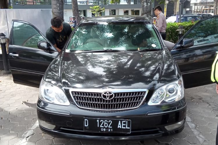 Anggota kepolisian saat memeriksa mobil Toyota Camry milik Pemprov Jabar yang sempat hilang dicuri, Sabtu (7/9/2019).