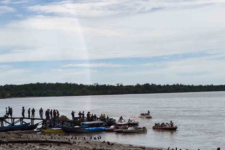 Prajurit TNI dan tenaga medis berjalan menuju kapal saat pelepasan menuju distrik di Pelabuhan Agats, Kabupaten Asmat, Papua, Minggu (28/1/2018). Tenaga medis akan memberikan bantuan pengobatan ke 28 kampung Kabupaten Asmat untuk menanggulangi KLB gizi buruk dan campak.