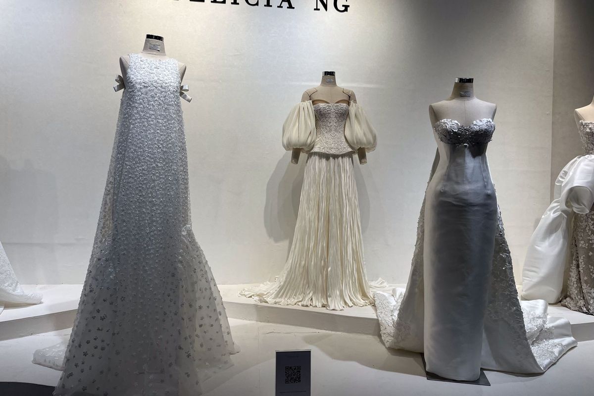 Gaun pengantin dengan desain cape atau jubah buatan desainer Felicia Ng yang dipamerkan di Bridestory Market 2024,