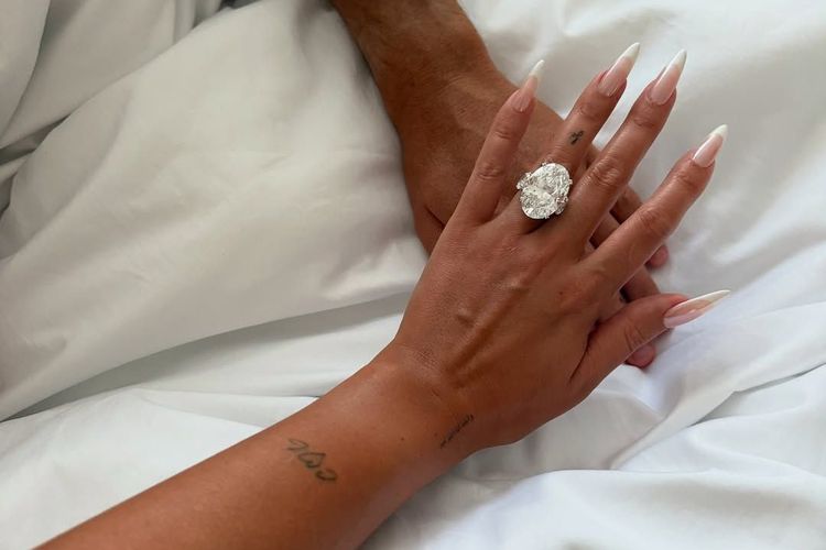 Cristiano Ronaldo melamar Georgina Rodriguez setelah hampir satu dekade bersama. Simak perjalanan cinta mereka dari butik Gucci hingga lamaran.
