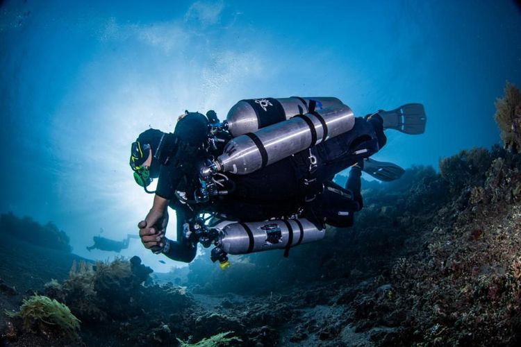 Sidemount, penggunaan tangki udara yang sejajar dengan tubuh saat menyelam.
