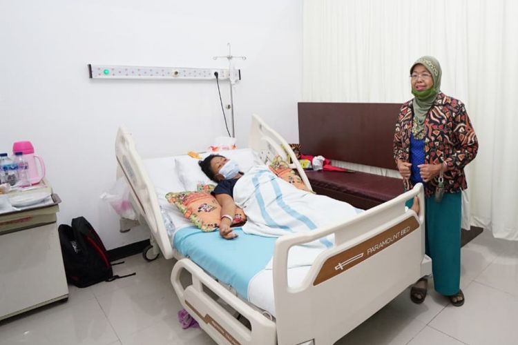 Penari Gandrung Supinah dalam perawatan RSUD Blambangan, Kabupaten Banyuwangi, Jawa Timur, didampingi Maestro Gandrung Temu Misti, Jumat (16/10/2020). Dok Humas Pemkab Banyuwangi 