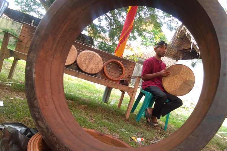 Junaidi Hasballah, memperlihatkan rapai di Kompleks Museum Lhokseumawe, Aceh, Minggu (20/10/2019)