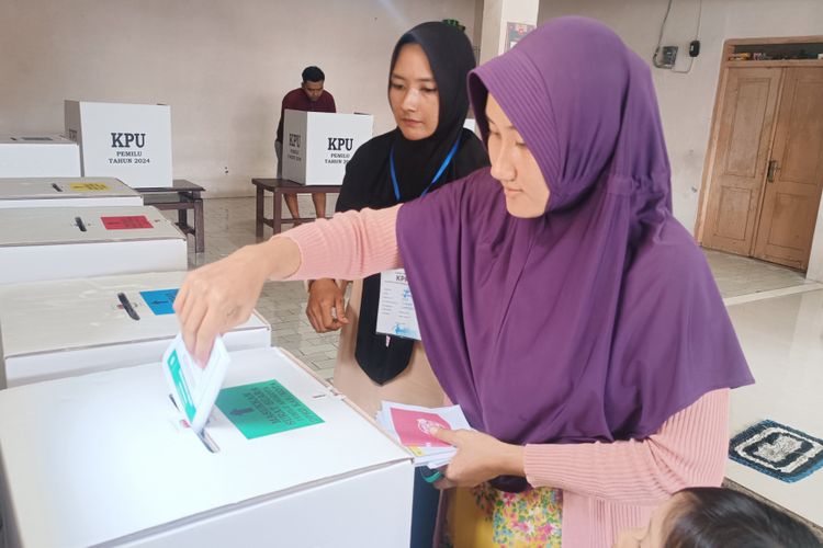 Proses pemungutan suara di salah satu TPS di Kecamatan Larangan, Kabupaten Pamekasan. Polres Pamekasan memanggil 5 ketua PPK dan Ketua KPU terkait dugaan adanya pemotongan biaya operasional KPPS.