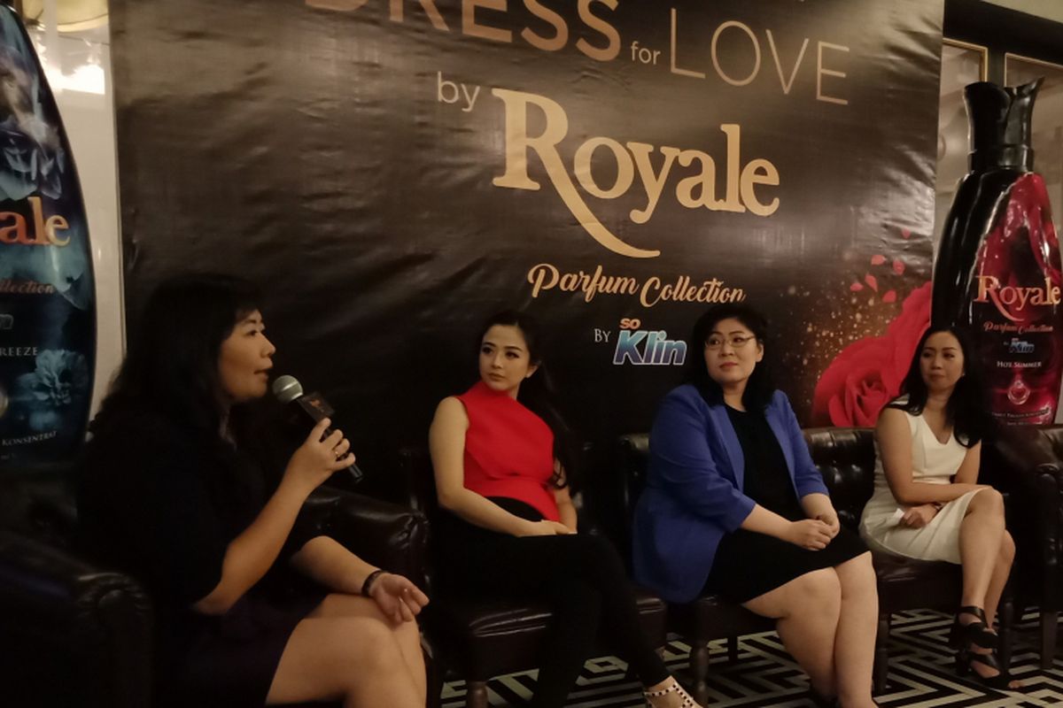 Psikolog Klinis sekaligus Pakar Hubungan Denrich Suryadi, M.Psi (paling kiri), dalam acara peluncuran kampanye Dress for Love oleh Royale Parfum Collection by So Klin di Plaza Senayan Arcadia, Jakarta, Rabu (14/2/2018).