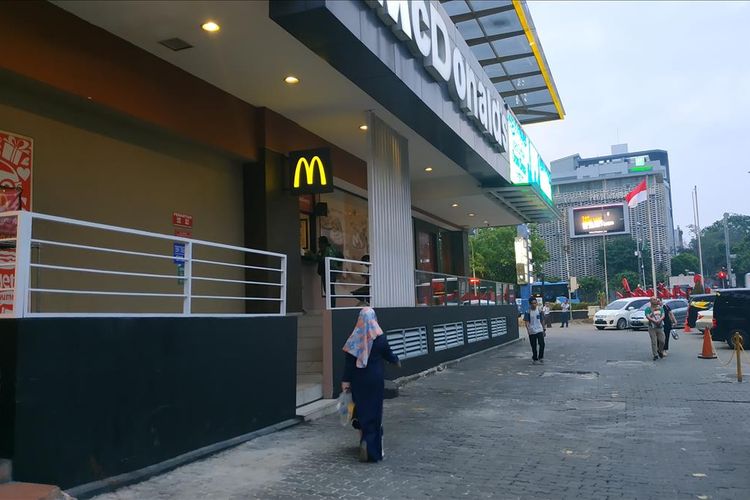 Bidang tembok berwarna hitam di depan salah satu gerai makanan cepat saji telah ditambal. Sebelumnya, saat kerusuhan pada 22 Mei silam di Sarinah, massa memjebol tembok tersebut.
