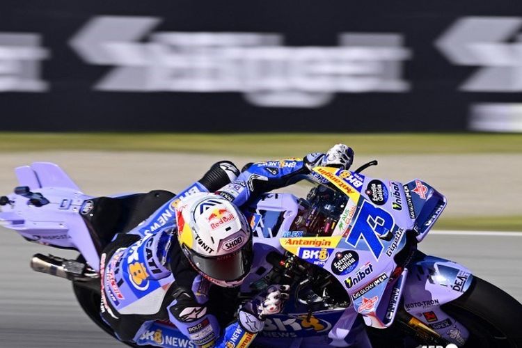 Pebalap Spanyol dari tim MotoGP BK8 Gresini Racing Alex Marquez mengendarai motornya dalam sesi latihan bebas MotoGP Catalunya 2025 di Circuit de Barcelona-Catalunya pada 6 September 2024 di Montmelo di pinggiran Barcelona. (Foto oleh Josep LAGO / AFP)