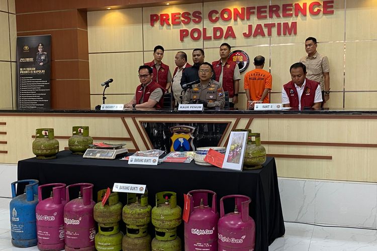 Polda Jatim merilis kasus elpiji oplosan yang dilakukan tersangka asal Malang, Selasa (5/8/2025)