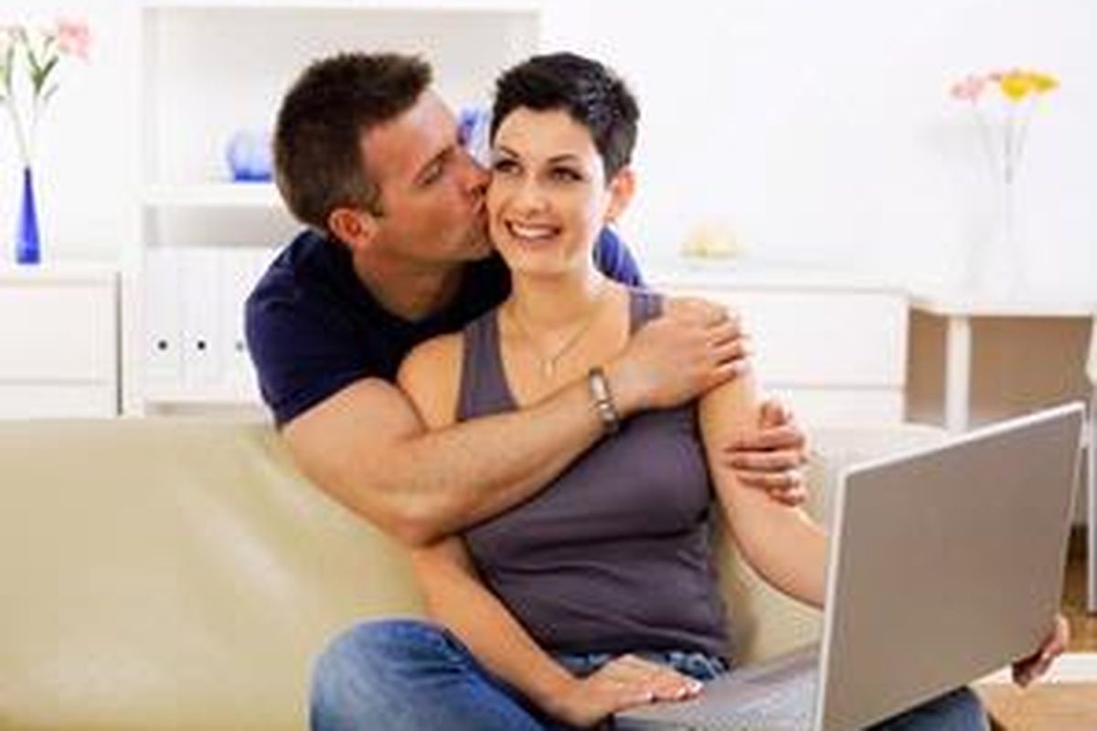 Meskipun si dia mungkin tidak menaruh minat yang sama, namun passion Anda terhadap sesuatu akan membuatnya terpesona.