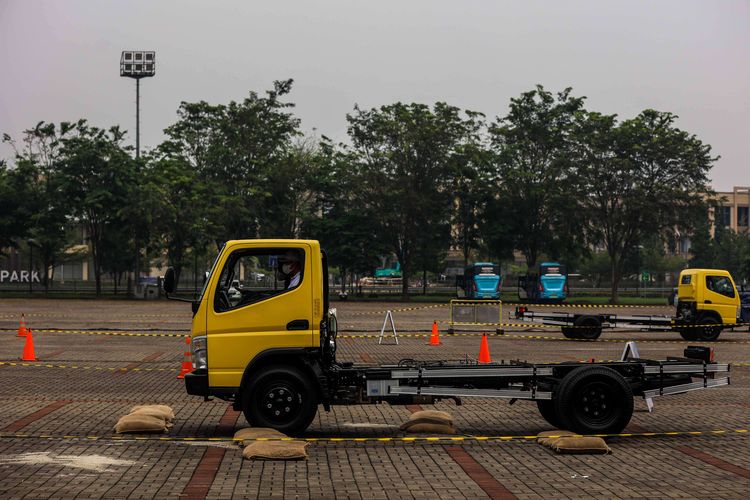 Mitsubishi Fuso Canter Euro 4 saat sesi media test drive Fuso di Tangerang, Jumat (25/3/2022). Total ada 29 varian yang disediakan KTB dengan rincian, 15 tipe untuk Fuso Canter di segmen light duty truck, dan sisanya 14 tipe untuk Fighter X di segmen medium duty truck.