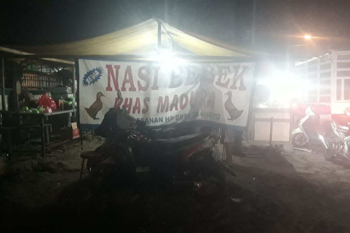 Warung nasi bebek di Jalan Kaliabang, Bekasi Utara, Kota Bekasi yang viral karena penjualnya dimarahi oknum polisi karena teh hangat Rp 1.000, Senin (24/6/2019).