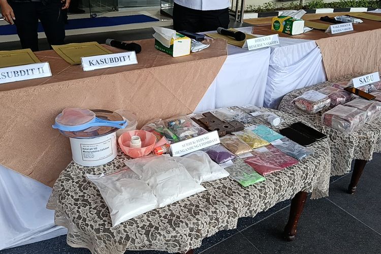 Belajar dari Medsos, Pasutri di Medan Produksi Ekstasi Pakai Campuran Bedak di Rumahnya 