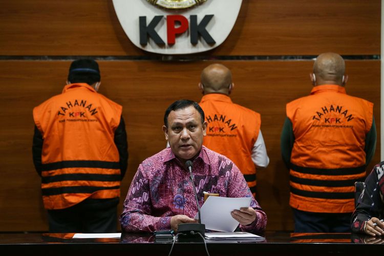 Ketua Komisi Pemberantasan Korupsi, Firli Bahuri menggelar jumpa pers terkait operasi tangkap tangan Wali Kota Bekasi, Rahmat Effendi di Gedung KPK, Jakarta, Kamis (6/1/2022). Rahmat Effendi terjaring operasi tangkap tangan KPK terkait dugaan korupsi pengadaan barang dan jasa, serta lelang jabatan di lingkungan Pemkot Bekasi.