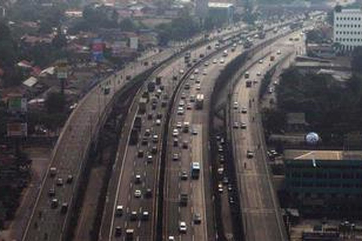 Suasana lalu lintas di kawasan Jalan Tol Lingkar Luar dan Jalan TB Simatupang, seperti tampak dari helikopter pantauan udara Polisi Udara dan Traffic Management Center (TMC) Dit Lantas Polda Metro Jaya, Jakarta, Kamis (25/8/2011) silam.