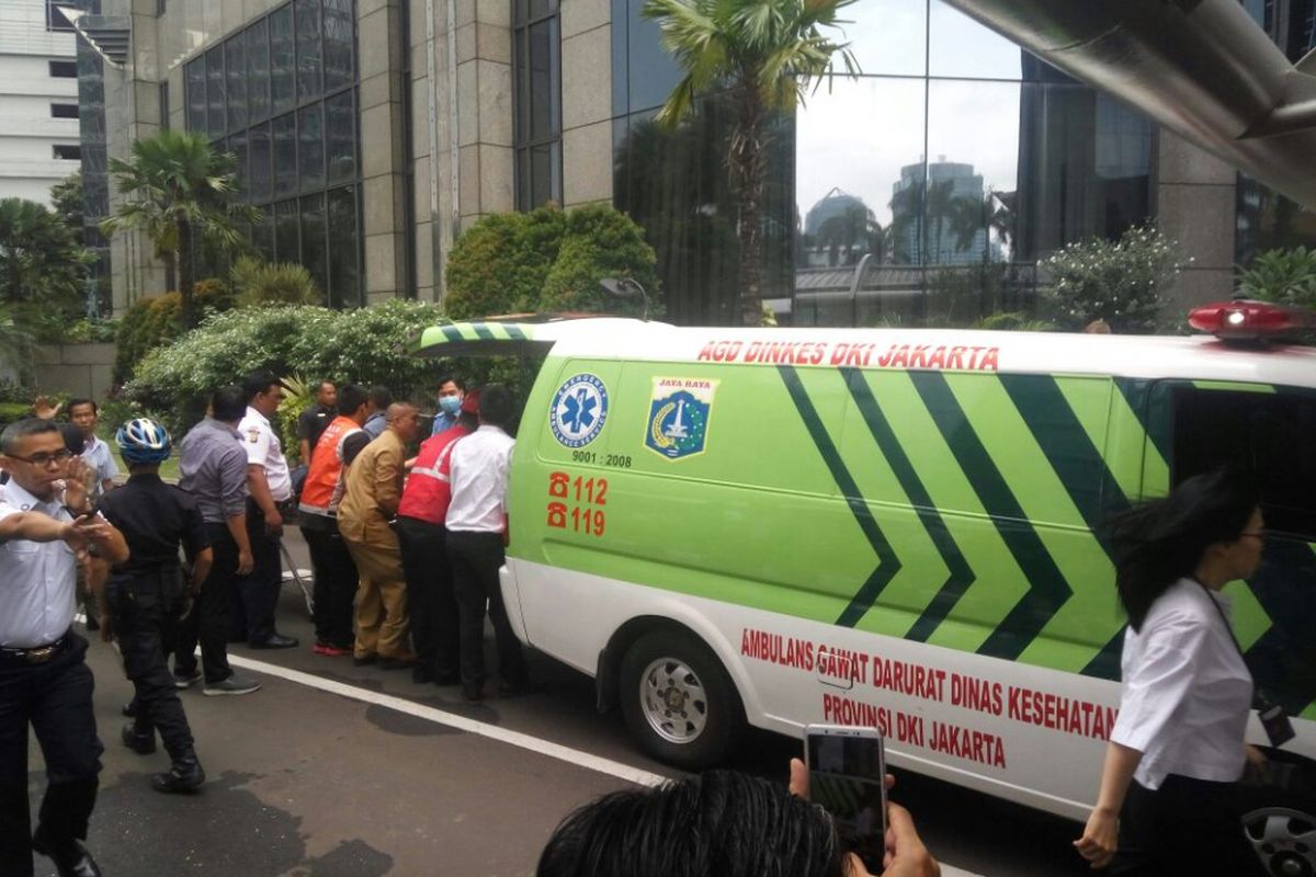 Ambulans membawa korban luka akibat runtuhan lantai di Tower 2 Gedung Bursa Efek Indonesia, Selasa (15/1/2018).