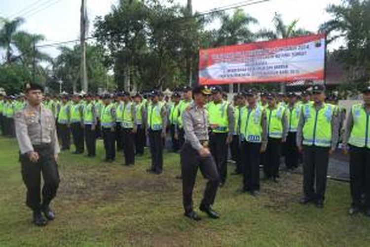 Jajaran Polres Magelang gelar pasukan Operasi Lilin 2014 dalam rangka pengamanan hari raya Natal dan Tahun Baru 2015, Selasa (23/12/2014). 