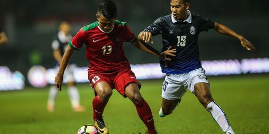 Pemain timnas Indonesia Febri Hariyadi mengontrol bola dijaga pemain timnas Kamboja di Stadion Patriot Candrabaga, Bekasi, Jawa Barat, Rabu (4/10/2017). Timnas Indonesia menang 3-1 melawan Timnas Kamboja.