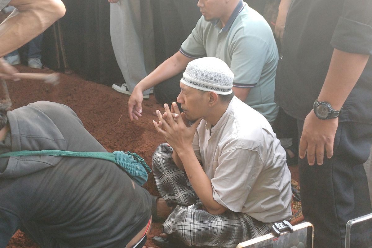 Aji Darmaji Jalani Ramadan Pertama Tanpa Mpok Alpa, Ziarah di TPU Ciganjur