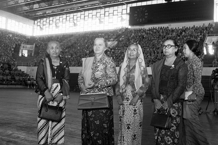 Keempat pelopor Kongres Perempuan I di Yogya 22 Desember 1928, (dari kiri ke kanan) Ibu Soenarto Mangunpuspito, Ibu Kartowijono, Ibu Dr Moewardi, dan Ibu Soelarso menghadiri peringatan Hari Ibu di Istora Senayan Jakarta, 22 Desember 1972.